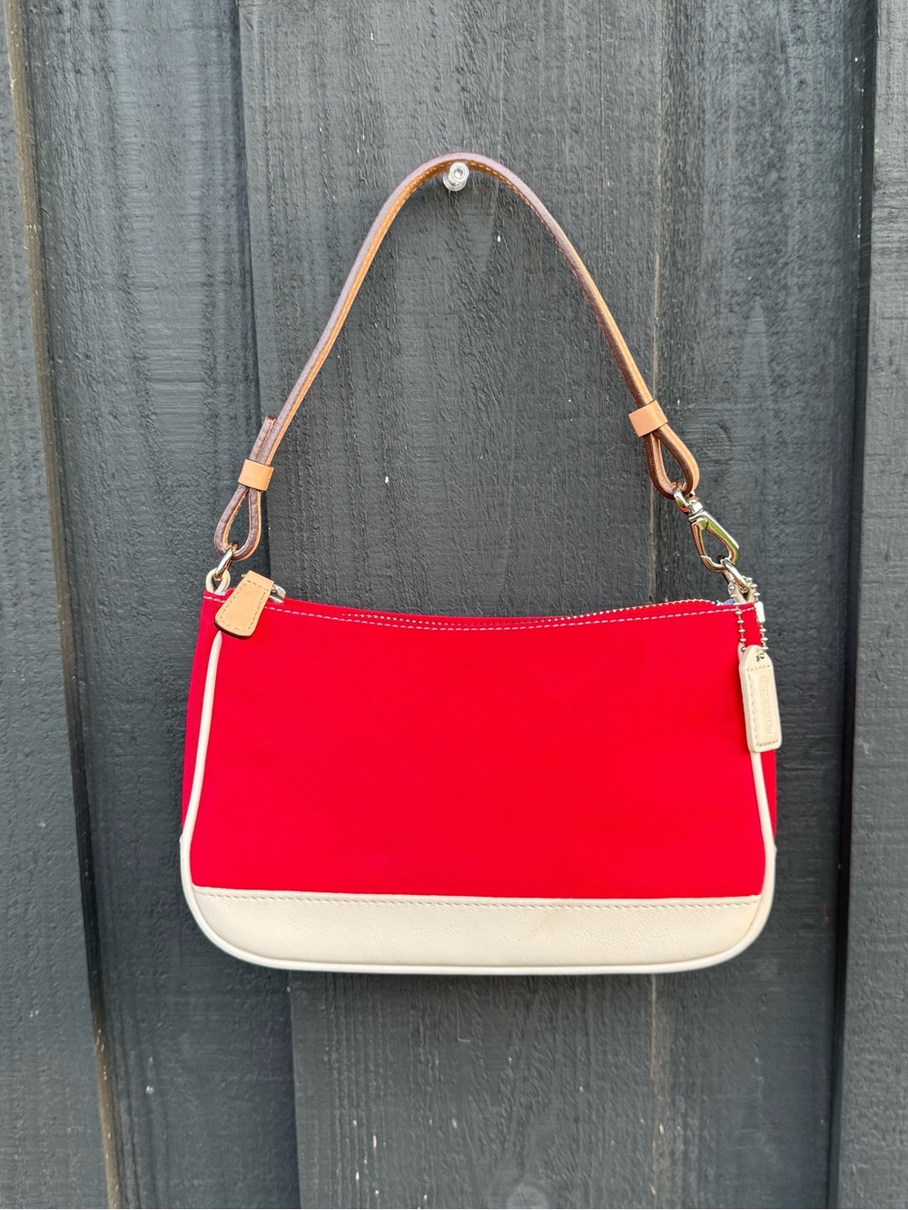💎PRISTINE Vintage 2002 Coach Red
Hamptons Demi Bagette